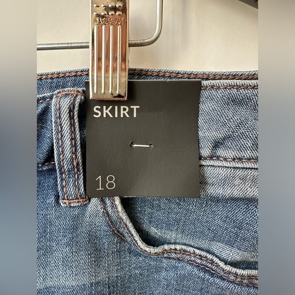 LANE BRYANT - DISTRESSED & REPAIRED RAW EDGE HEM STRETCH DENIM SKIRT - SIZE 18 - Picture 5 of 6